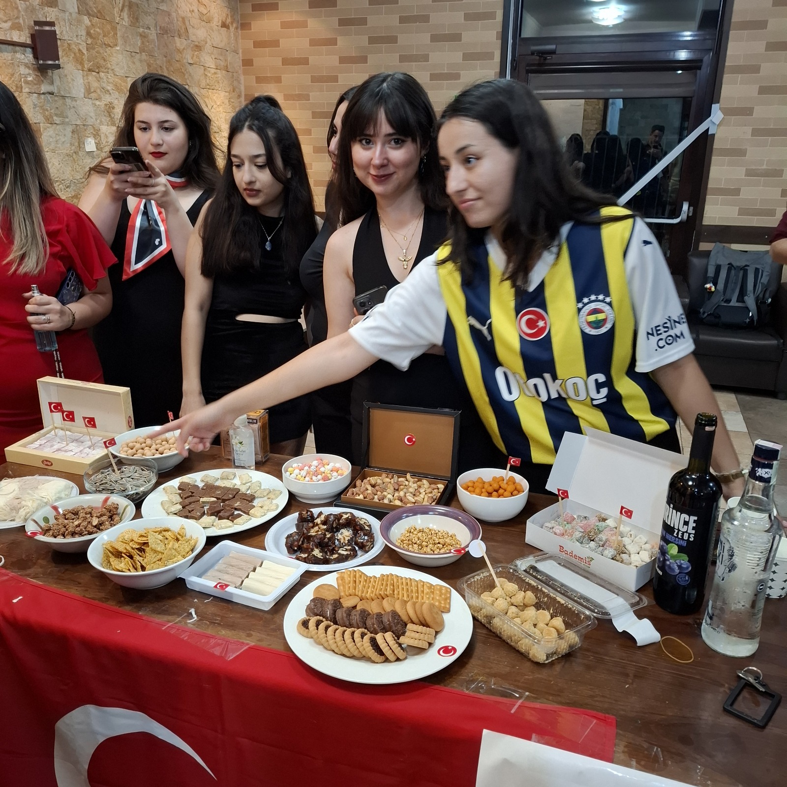 Digital Horizons Erasmus+ projesinde katılımcıların birlikte &ccedil;alıştığı bir an